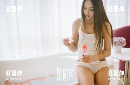 GIRLT果团网 - 一探究竟！黄歆苑的吊带在线，带你看美图迁徙！