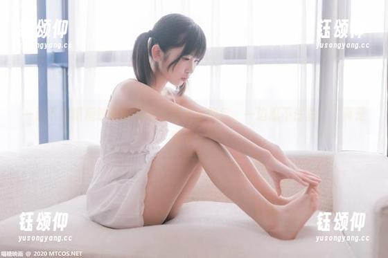 一边下载喵糖映画的清纯元气少女图包，一边忍不住想：“真是漂亮！”