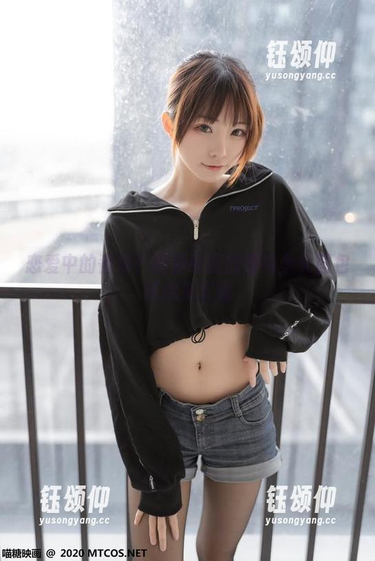 恋爱中的香肩？喵糖映画的清纯美女图包等你来下载