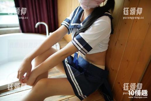 我想偷偷把这组画像揣在口袋里，ROSI真的是把私房泳装玩得飞起！