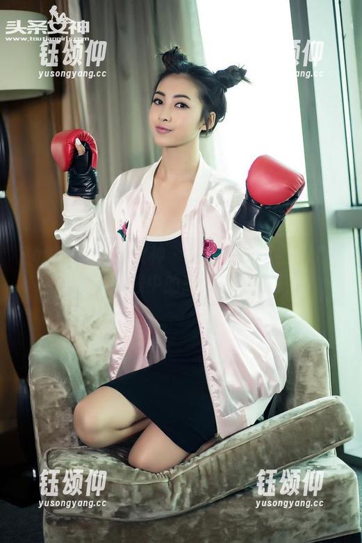 TouTiao头条女神 - 杨曼妮的短裙？噢，是我眼中的高清奇观！