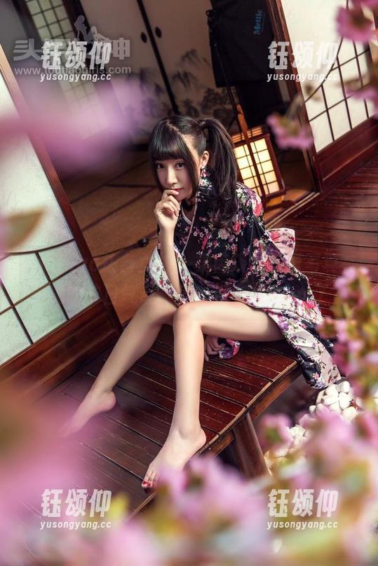 TouTiao头条女神 - 梁芮溪的圣诞写真，满满的节日气息，但有没有点over了？