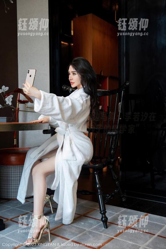XINGYAN星颜社-李若汐 XINGYAN星颜社 - 海边写真:李若汐在沙滩上扮演了“堆沙子的哲学家”