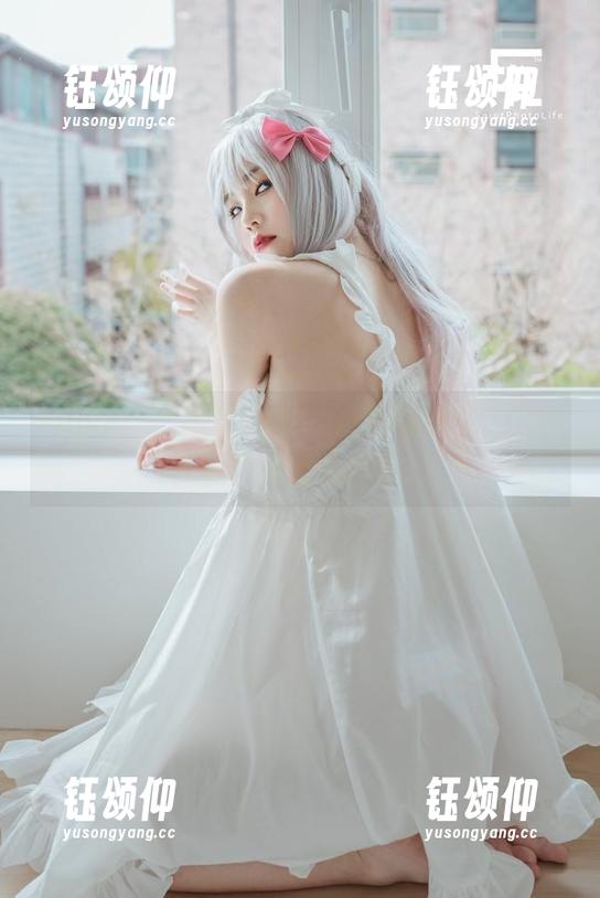 Yuna(윤아)的cos照片：校园的风，没吹乱我这张漂亮的脸。