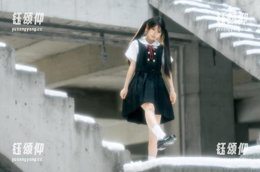 看呐，rua阮阮最新作品，居家少女其实也能很有范儿。
