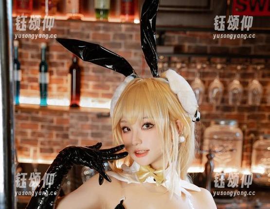 看看“七七娜娜子”的cos，这次她可是风纪委员哦