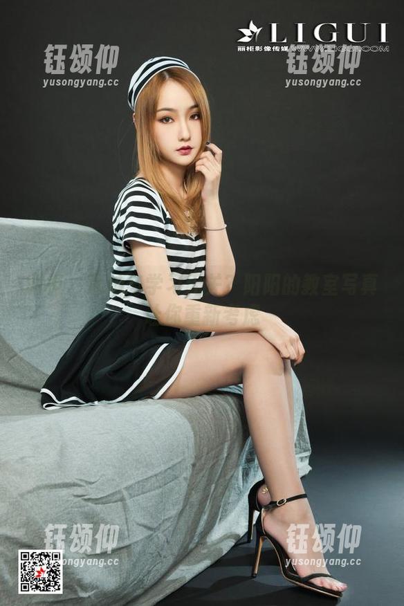 丽柜 - 私拍与学习无关？阳阳的教室写真让你重新考虑