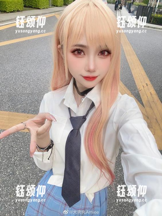 大肉丸Amiee姐的套图分享：我尝试模仿她的pose，结果香蕉都被我救了！