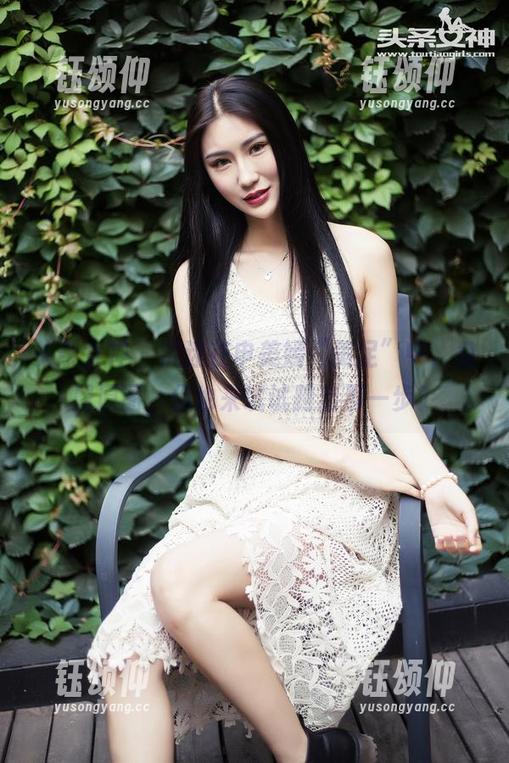 头条女神 - 沉迷在申美嫣“美足”中，免费原图，你也来试试跨出那一步？