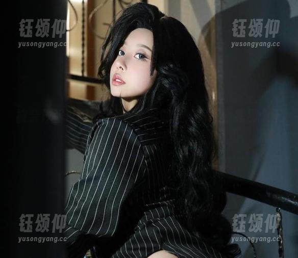 被奈汐酱Nice的红裙套图圈粉，只想替我那个干枯的衣柜感到惭愧了。