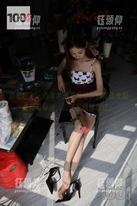 异思趣向 - 当木木遇见黑丝，酒窝美女的最新写真集，肘子里悄悄划过。