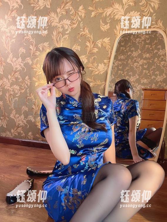 微密圈 - 张思允新写真更新：黑丝制服，可能是我内心反叛的最佳体现！
