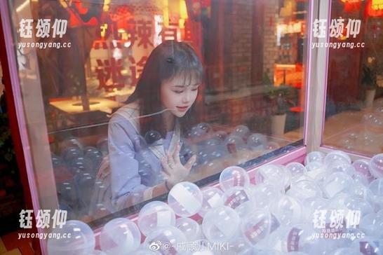 西施与戚顾儿：当写真碰撞出奇怪的火花。