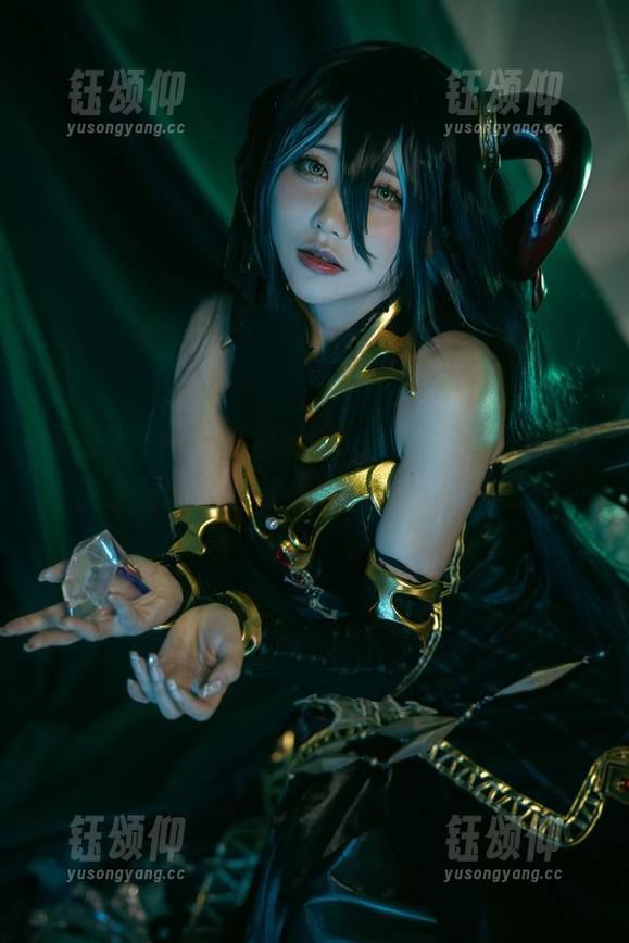 是一只熊仔吗红色corsetcos生图来啦，快来看这个色让人想入非非的搭配。
