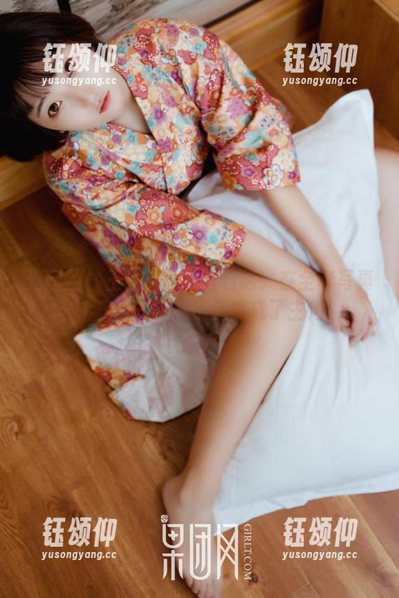 果团网 - 王语纯的疯狂日常：在全套写真里，我的一只袜子竟然成了主角！