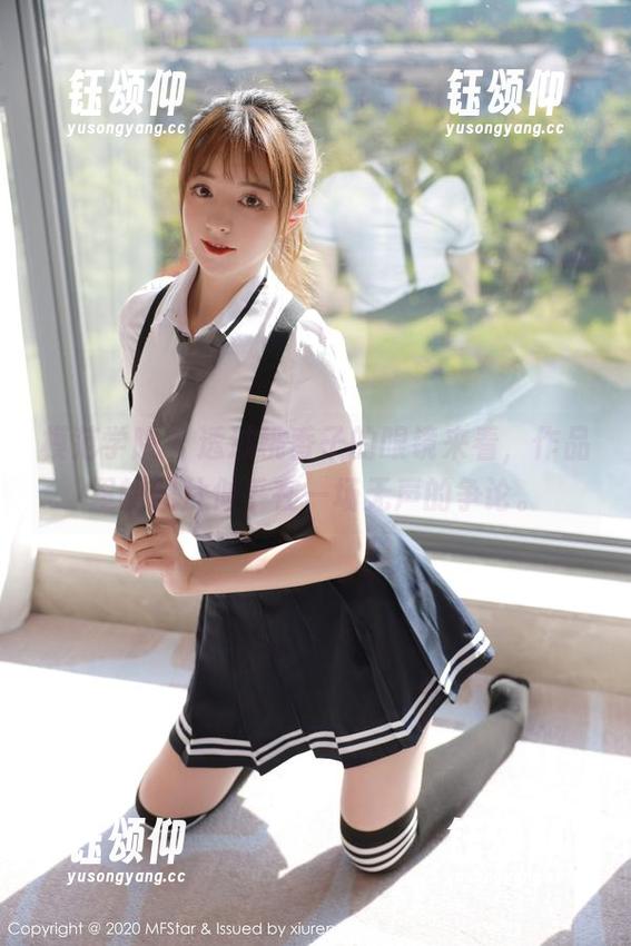 模范学院 - 透过桃香子的眼镜来看，作品里的图片似乎在一场无声的争论。