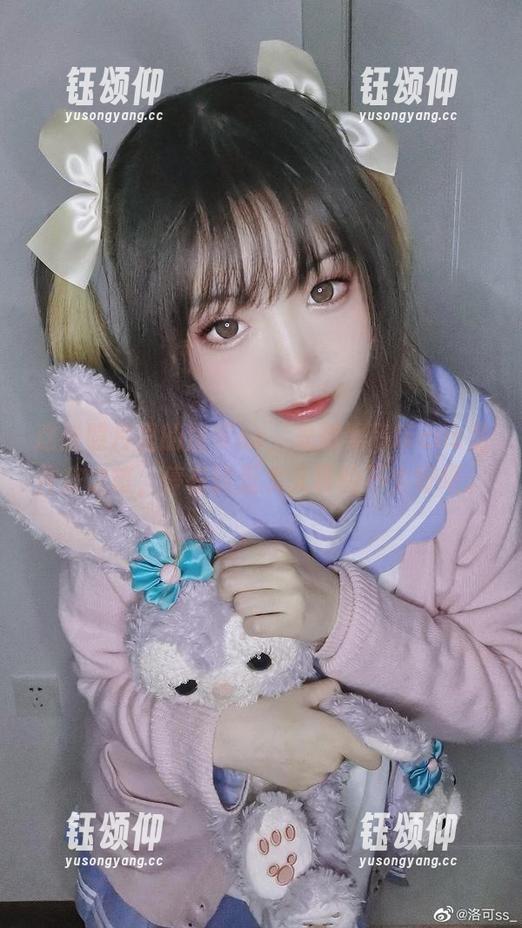 这张照片里的洛可ss，光效黑吊带cos是神来之笔，停在这里太久真的不太好吧。