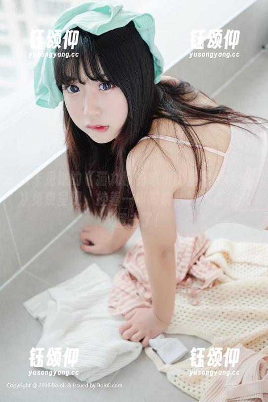 从未见过的《猫九酱的超小比基尼眼镜娘》免费呈现，挂着一幅眼镜，好想直接进水里去了！