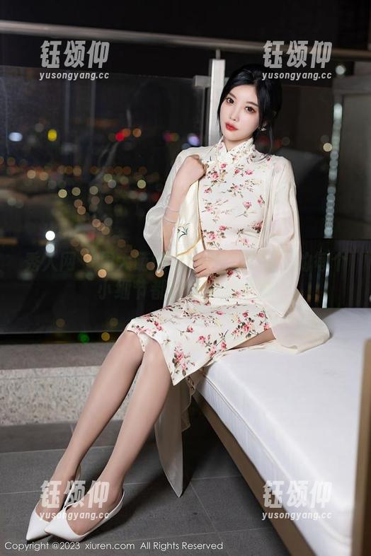 秀人网 - 周大萌的吊带秀：原图下的每个小细节都让我有点恍惚