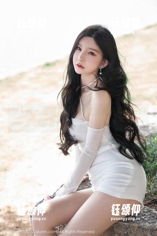 秀人网 - 娜露Selena的资源集合：在制服里找寻那逝去的青春