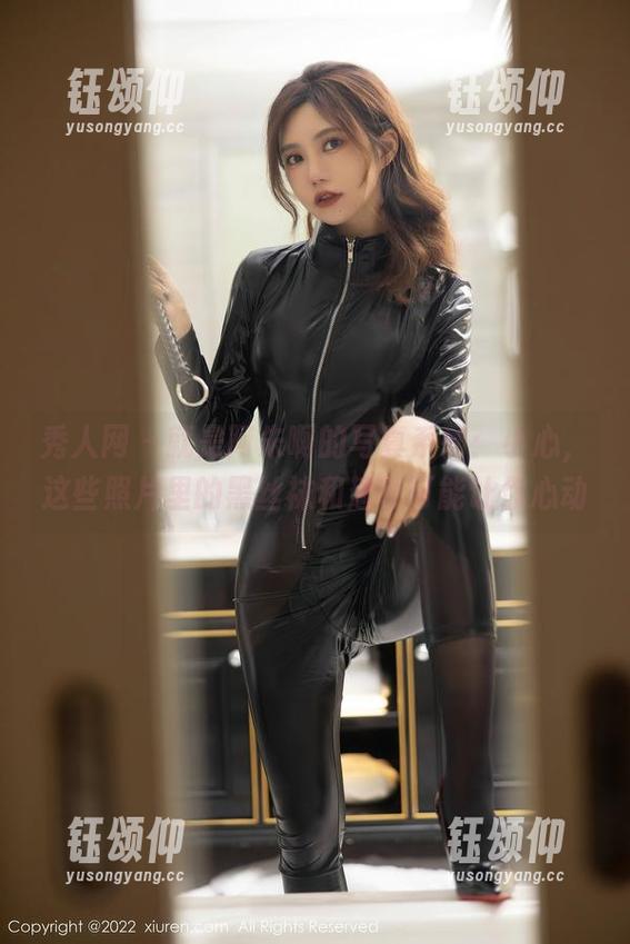 秀人网 - 就是阿朱啊的写真系列：小心，这些照片里的黑丝袜和翘臀可能让你心动