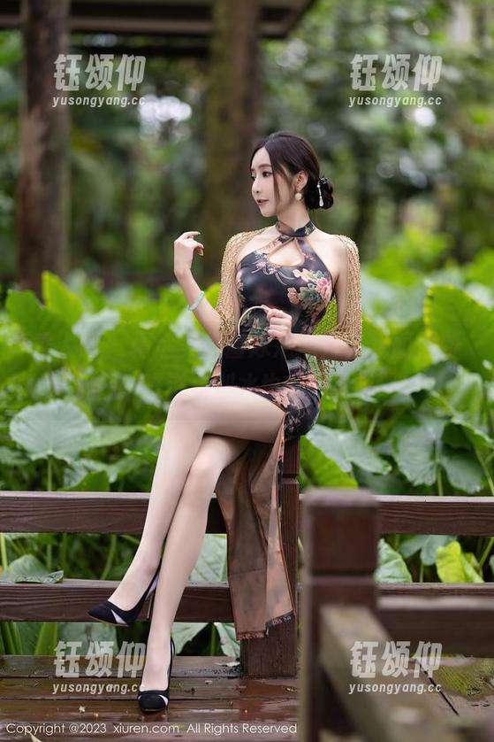 秀人网 - 精选美桃酱泳池照片，水面闪烁，难道是划水也在撒娇？
