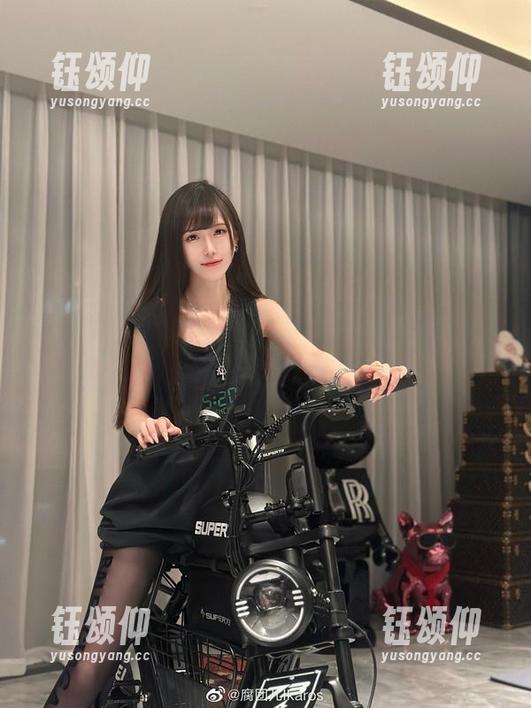 腐团儿Ikaros 腐团儿Ikaros的私房美图,棉袜里的凌乱诱惑