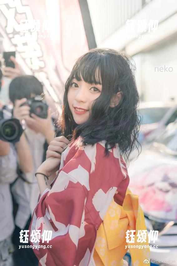 套图来了！舞小喵在校园里穿梭，这一幕太不一般了