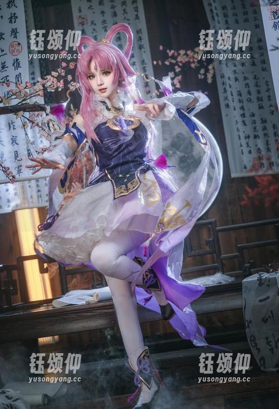 花柒Hana的合集《明日方舟-守夜冠军w》，有哪里不对劲啊，貌似挺迷人的。