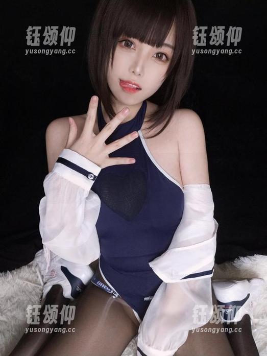 观看蜜汁猫裘展现的胶衣女仆，图包里隐约传来低声细语。