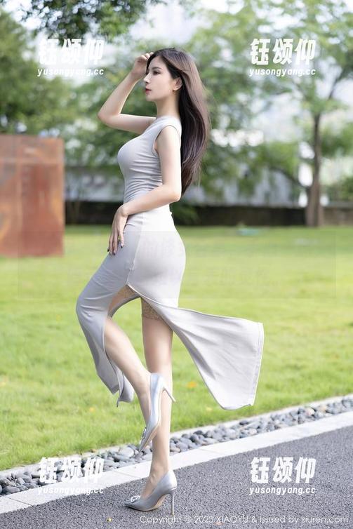 语画界 - 梦心玥的修女合集，手心一抹，暗示着一些难以言表的灵性。
