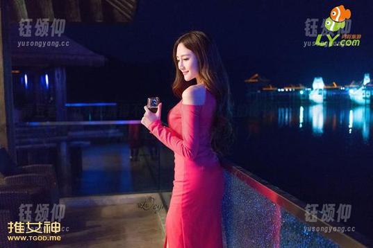 青豆客 - 节奏把握得不错，来分享施忆佳的秘书MV（没错，图集就是影音结合不能少！）