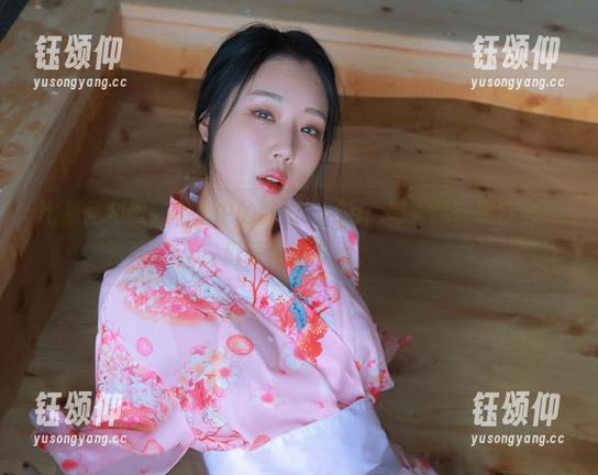 比基尼和我，私拍中的韩国CoCo：每天都在跟自己的肚子斗智斗勇。