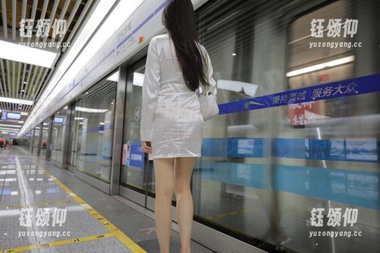 魔镜街拍 - 不止是图库，婷婷的白色吊带和黑丝美腿让人恨不得下载到永远，头顶的想象都飞起来了！