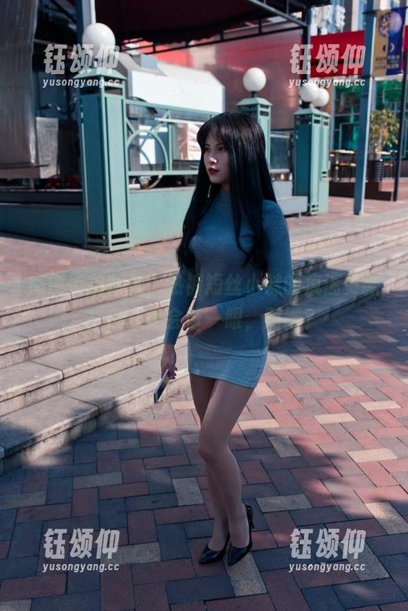 魔镜街拍新款，热裤短丝小妹的疯迷更新！你一定会瞥一眼，对吧？