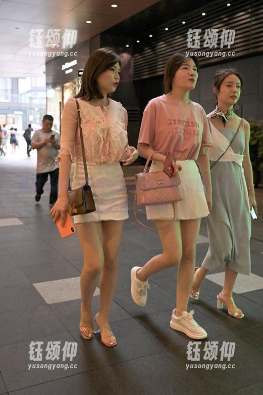 魔镜街拍 魔镜街拍:再看一次这种黑丝美图,能不能心静下来呢