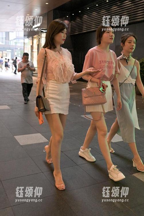 魔镜街拍精选：白色高跟旗袍中的女神，别说，光是看她走路的样子就想满分点赞啊！