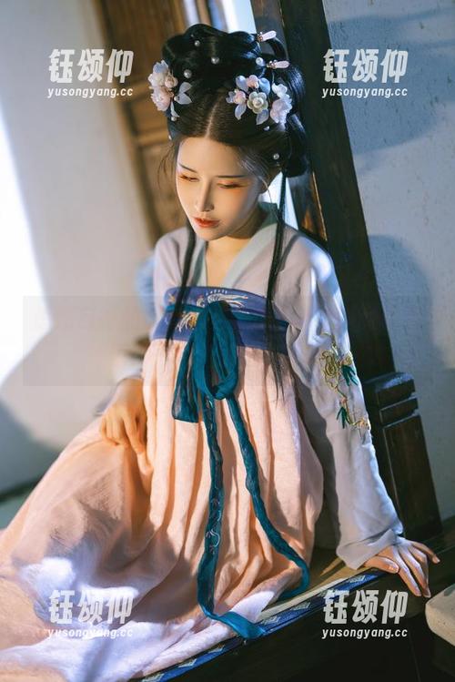 悠然自得的西域姑娘，鹿八岁baby作品值得一试，别忘了下载！